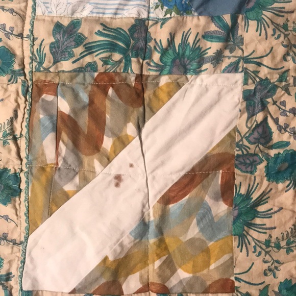 QUILT, COLORFUL, Patchwork VINTAGE FABRIC. 68”x88 looks better in Person. 🔎❤️👀 - Picture 15 of 16